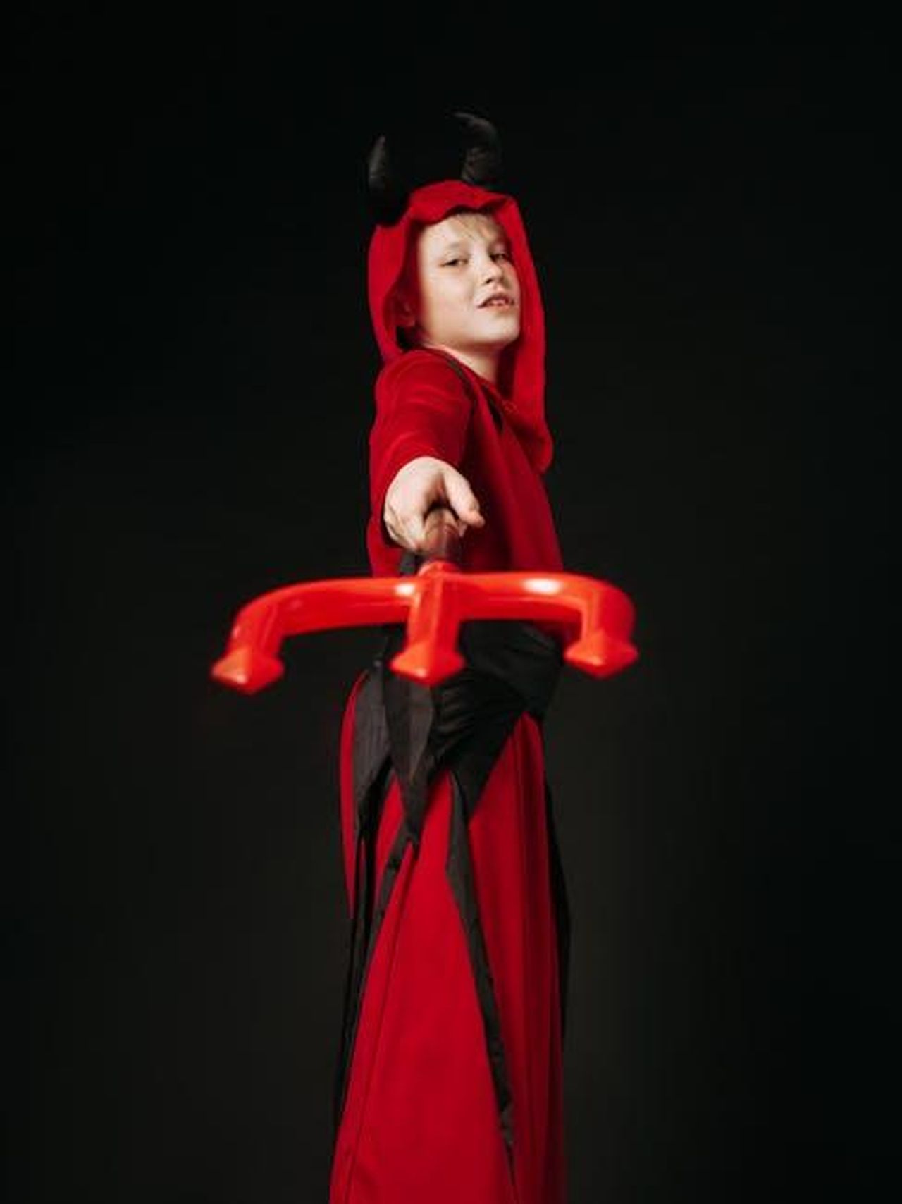 La_carriera_di_attrice_di_Autumn_e_il_supporto_della_madre_jKhPmtmZ7M - Confidenze24 Source: Mikhail Nilov - pexels - Child dressed as a devil with trident on dark background. Perfect for Halloween themed projects.