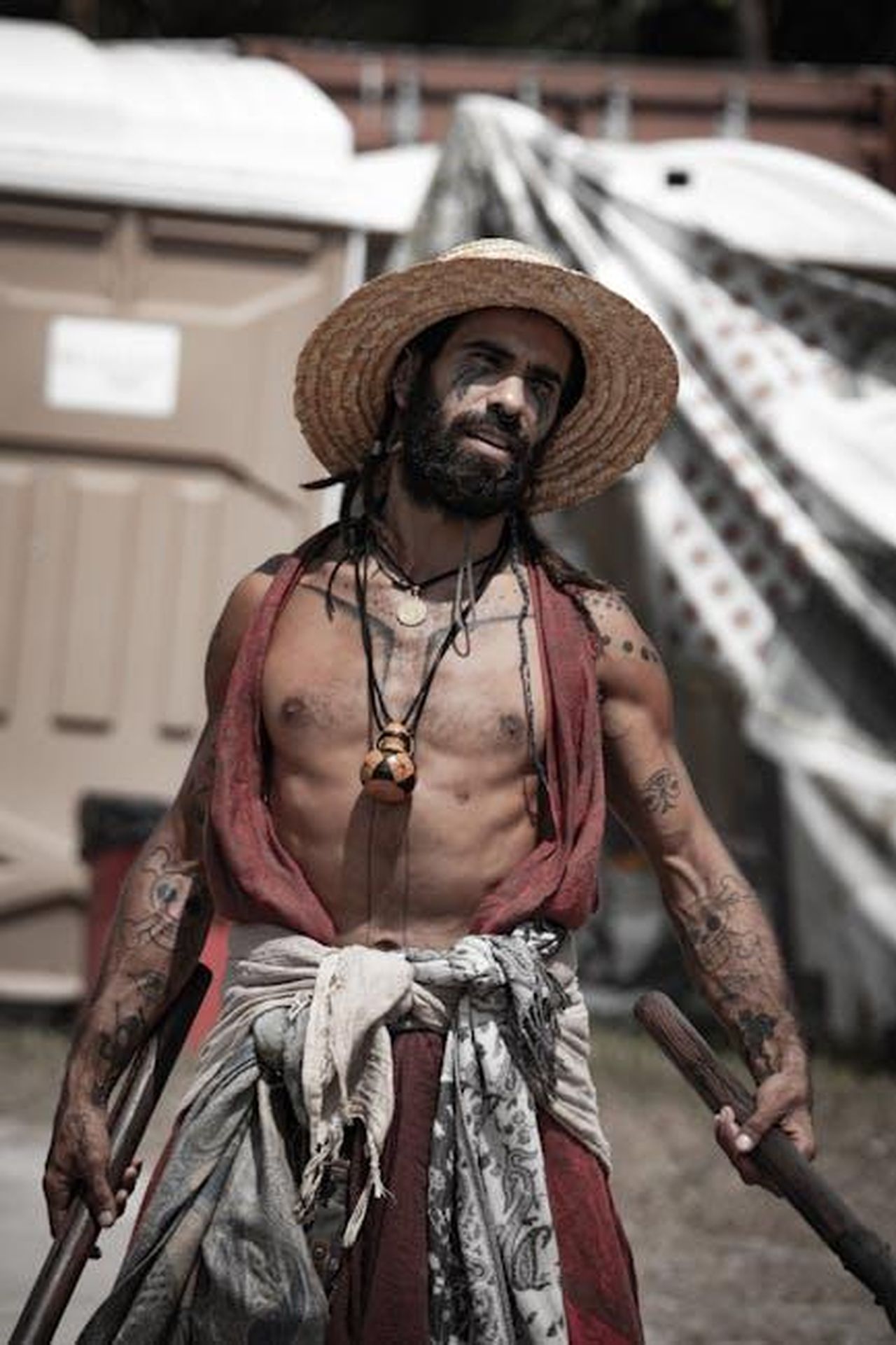 La_carriera_televisiva_di_Jemma_XWjucSx4Dg - Confidenze24 Source: Arian Fernandez - pexels - Colorful bohemian performer with tribal tattoos and musical instruments at outdoor festival.