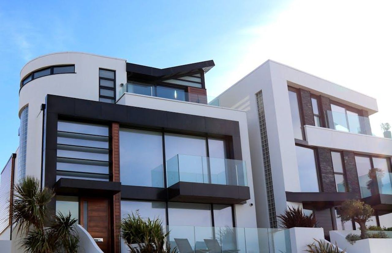 La_casa_di_Michelle_Keegan_e_Mark_Wright__semplicemente_stupenda_IeyosvlUEg - Confidenze24 Source: Expect Best - pexels - Contemporary luxury home with glass balconies in Poole, UK, showcasing modern architectural design.