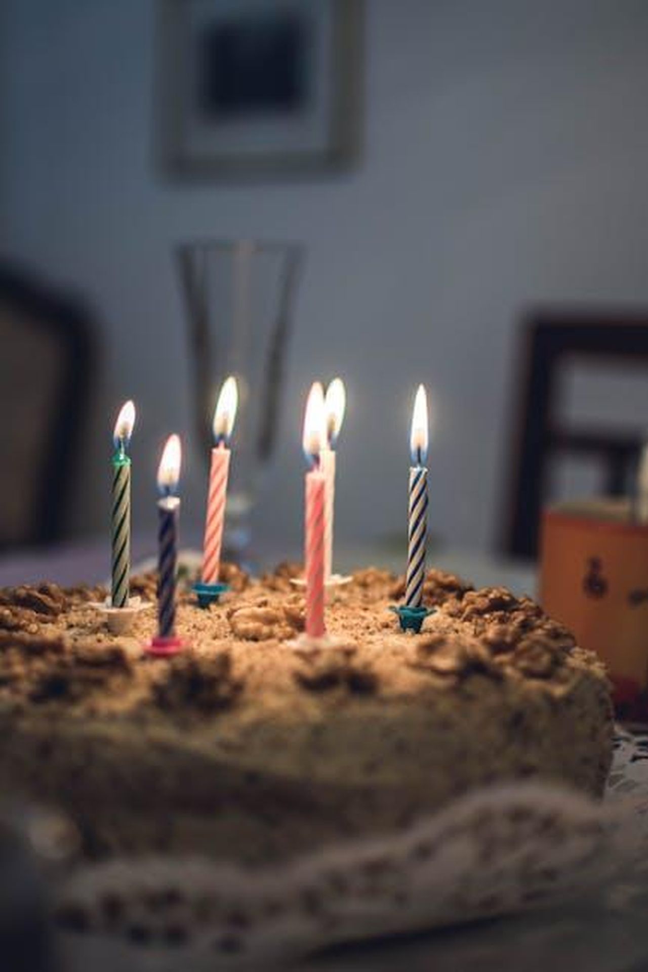 La_celebrazione_del_compleanno_di_Emme_e_Max_dHkebhOq7J - Confidenze24 Source: lil artsy - pexels - Close-up of a delicious birthday cake with colorful lit candles in a cozy setting.