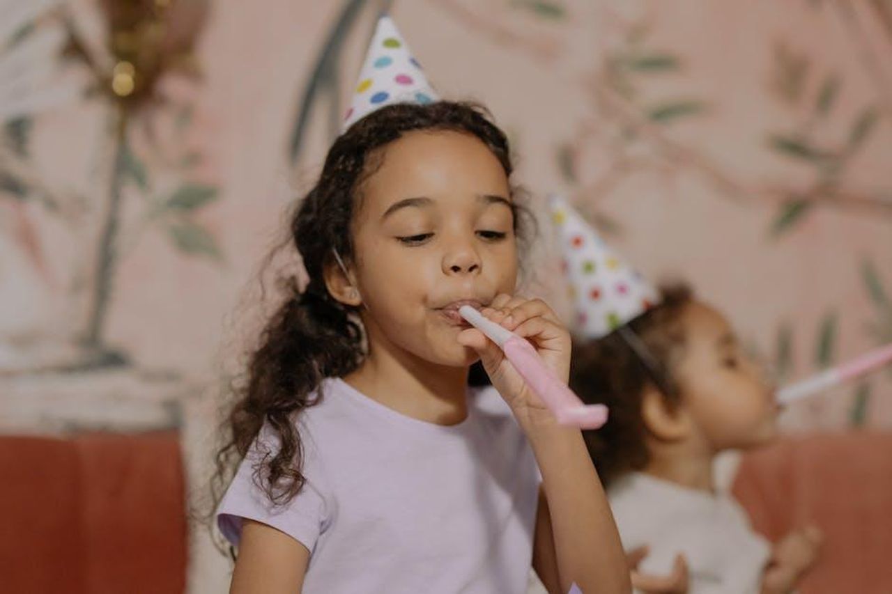 La_celebrazione_del_secondo_compleanno_di_Leo_UCvwubywF9 - Confidenze24 Source: cottonbro studio - pexels - Two young girls in party hats enjoying a birthday party indoors.