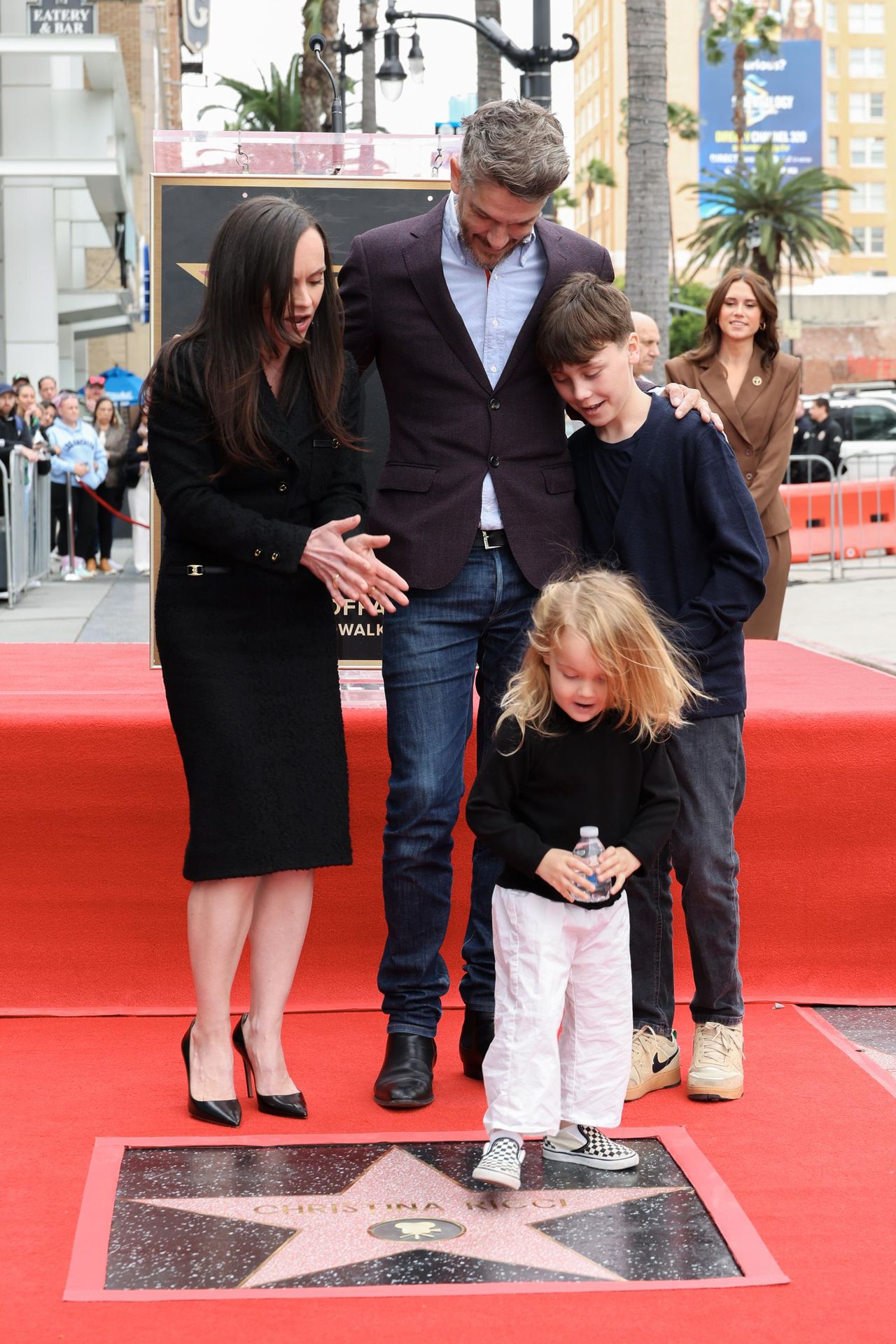 La_cerimonia_di_onorificenza_8jRRDN3uN9 - Confidenze24 Source: JC Olivera/Variety via Getty Images - Getty Images - Christina Ricci, Mark Hampton, Freddie Heerdegen, Cleopatra Hampton alla cerimonia di onorificenza