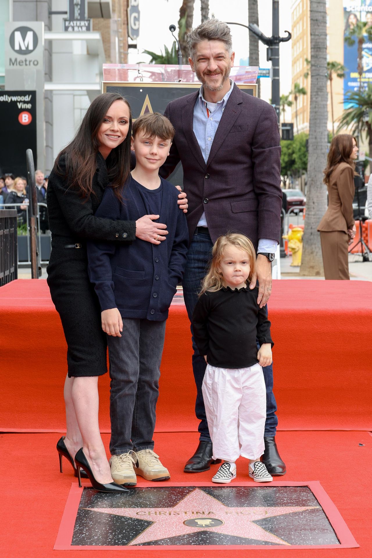 La_cerimonia_di_onorificenza_dqbNqOowLx - Confidenze24 Source: JC Olivera/Variety via Getty Images - Getty Images - Christina Ricci, Freddie Heerdegen, Mark Hampton, Cleopatra Hampton alla cerimonia di onorificenza