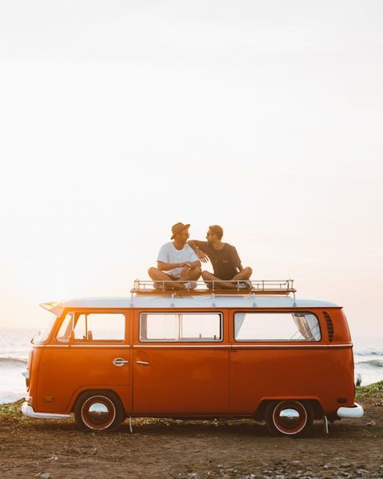 La_chimica_sessuale_con_un_amico_Ilat85BZob - Confidenze24 Source: ROMAN ODINTSOV - pexels - Silhouettes of full body faceless male friends in casual clothes resting on camper van roof and chatting in countryside in sunset time