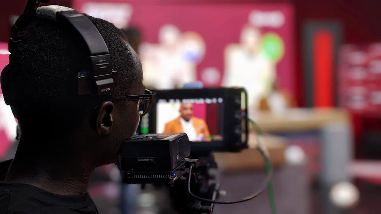 La_chimica_tra_Jenna_e_Dwyane_YjzpytRSpM - Confidenze24 Source: Isaiah Ekele - pexels - Close-up of a cameraman with headphones filming a program in a studio setting.