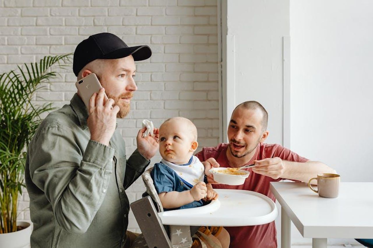 La_cogenitorialit_tra_Affleck_e_Garner_xZimRZAfra - Confidenze24 Source: Photo By: Kaboompics.com - pexels - Two men and a baby during breakfast indoors. A heartwarming family moment.