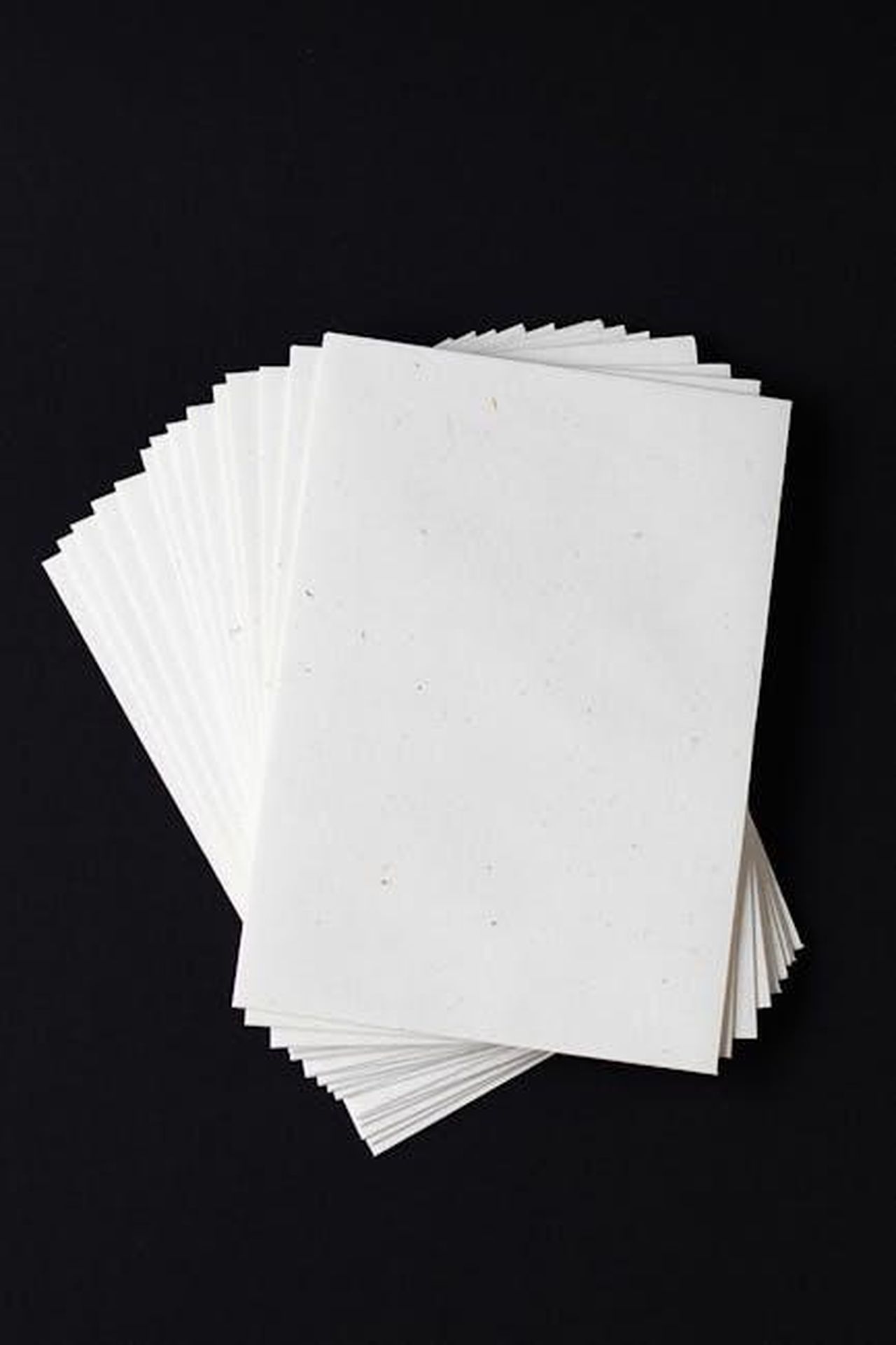 La_conferma_della_separazione_x5nqUGSzC5 - Confidenze24 Source: Mike Murray - pexels - Stack of white envelopes on a black background with ample copy space, ideal for stationery design.
