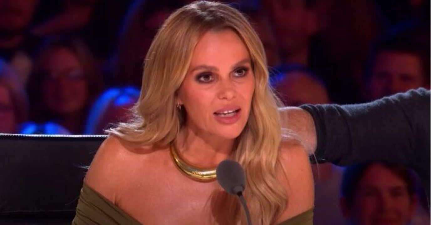 La_confessione_di_Amanda_Holden_sul_bagno_jxwcEkeTUk - Confidenze24 La confessione di Amanda Holden sul bagno Amanda Holden parla in un microfono