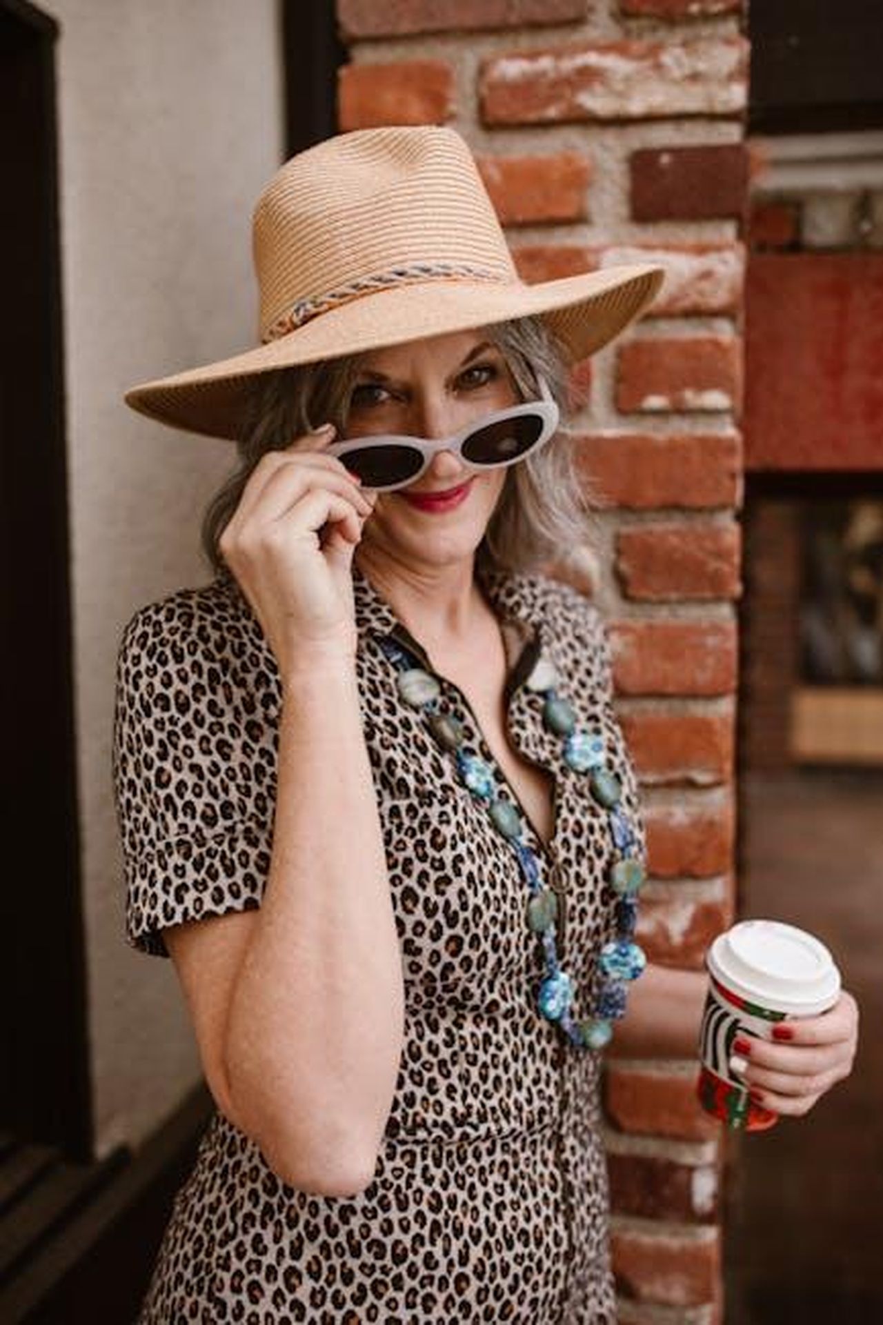 La_conversazione_franca_di_Gwyneth_sulla_menopausa_0hR7UU98JI - Confidenze24 Source: RDNE Stock project - pexels - Elegant woman in leopard dress with hat and sunglasses enjoying a sunny day.