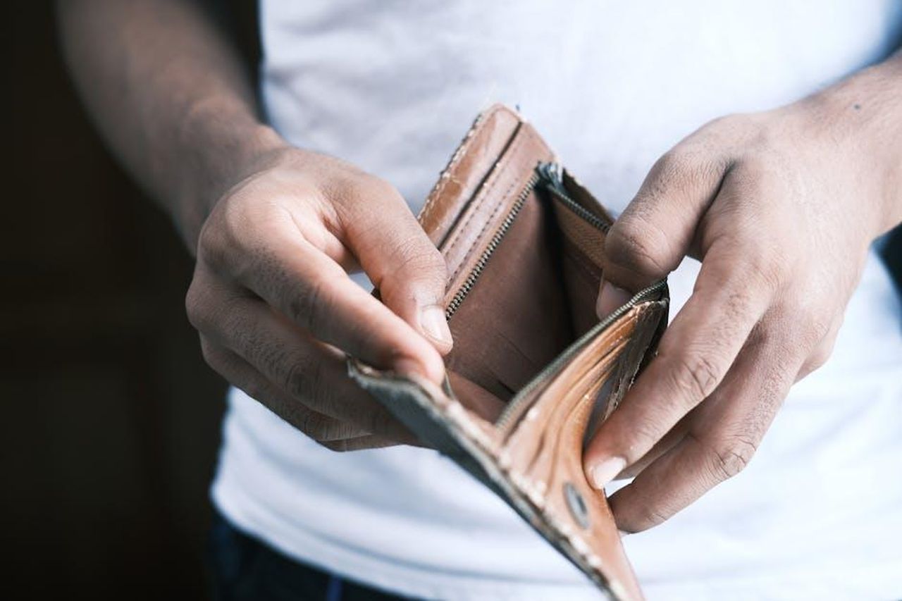 La_crisi_del_costo_della_vita_nel_Regno_Unito_HBzH9L1Hmk - Confidenze24 Source: Towfiqu barbhuiya - pexels - Close-up of hands holding an empty wallet, highlighting financial struggles and economic crisis.