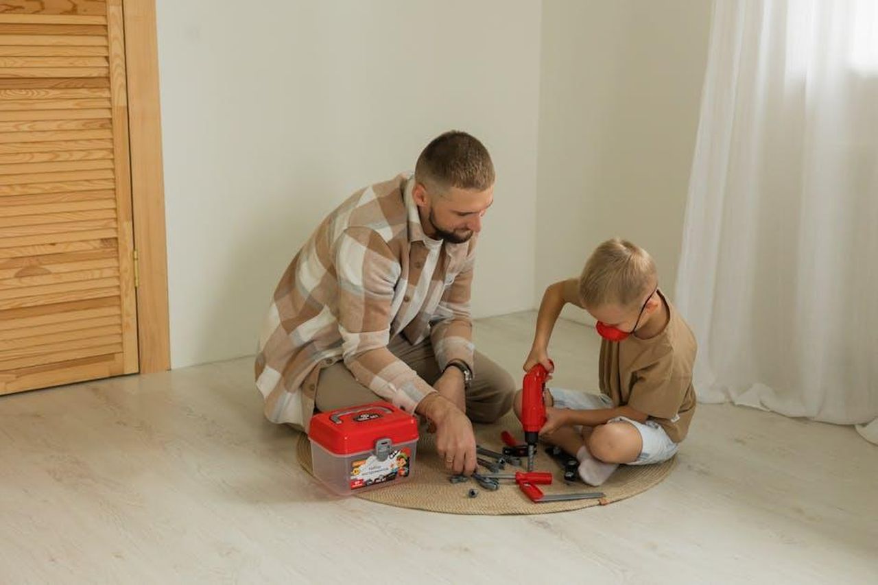 La_cronologia_della_relazione_tra_Louise_e_Jamie_Redknapp_fV10DhgI4M - Confidenze24 Source: Polesie Toys - pexels - A father and son bonding over a building project with toy tools on a rug indoors.