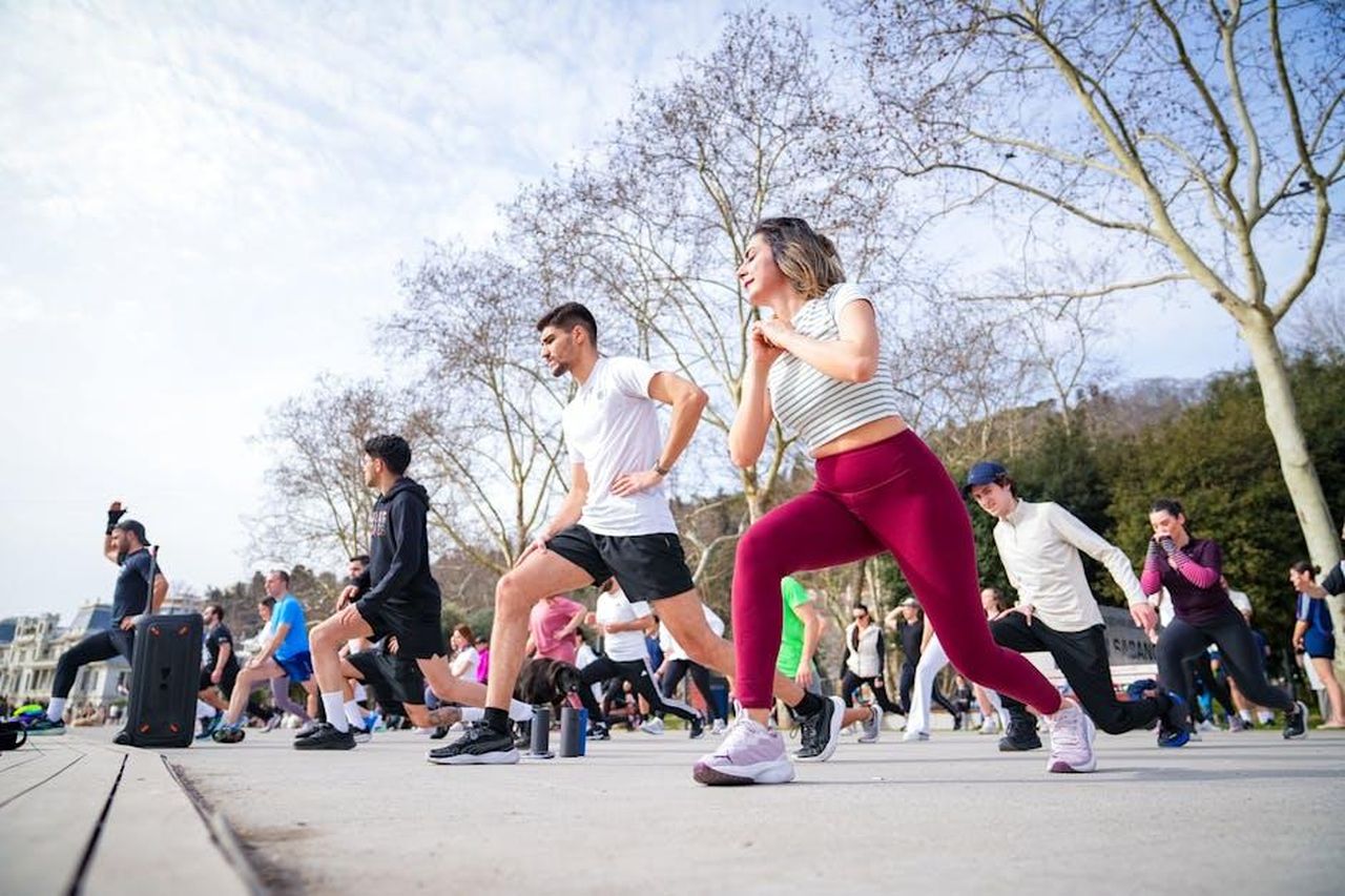 La_cultura_del_Gym_Bro_e_le_sue_conseguenze_xQzE6dwPUd - Confidenze24 Source: Ozan Yavuz - pexels - Group of adults in a fitness class outdoors in İstiklal Park, İstanbul.