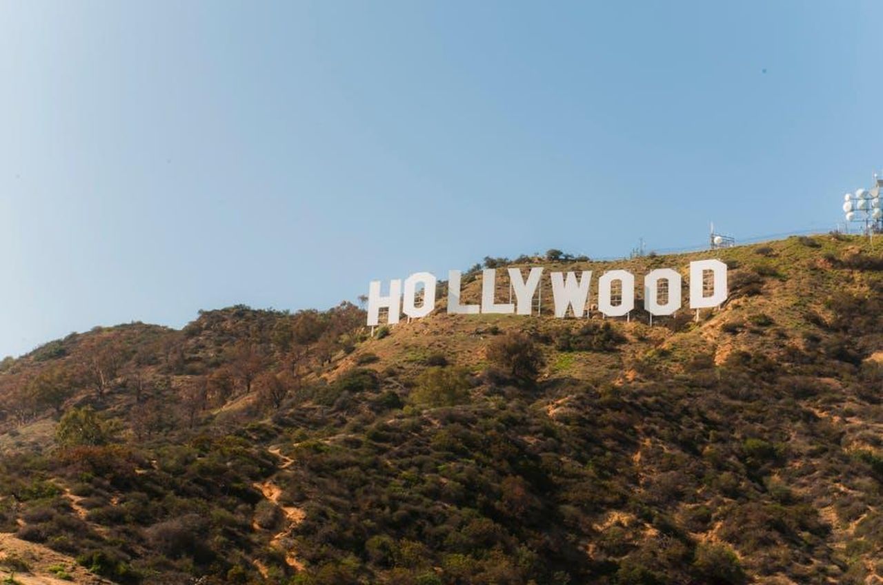 La_cultura_delle_celebrit_gioca_un_ruolo_significativo_hbPFU96zJr - Confidenze24 Source: dumitru B - pexels - Famous Hollywood Sign on hillside under clear blue sky in Los Angeles, California.