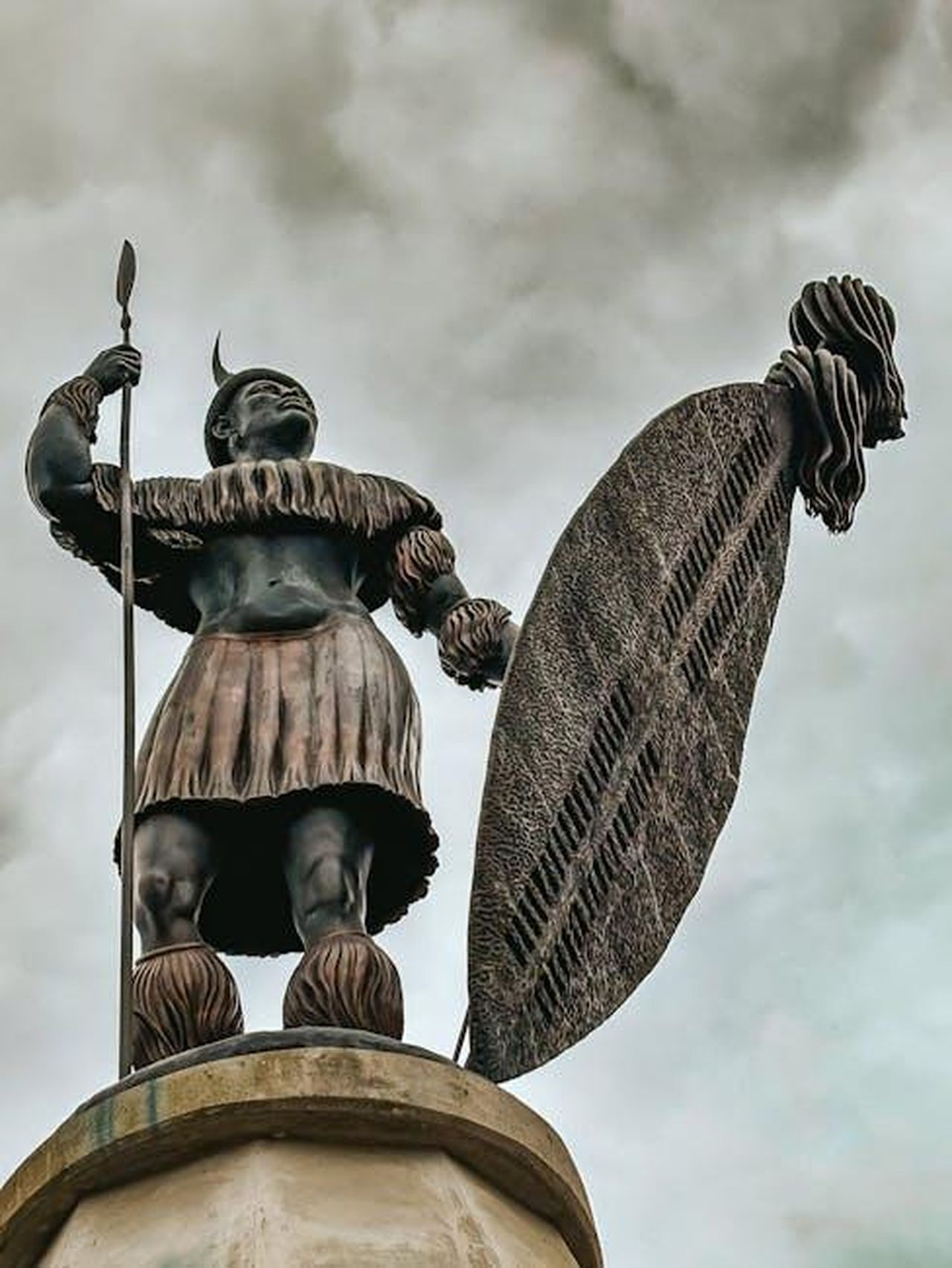 La_custodia_dei_figli_Kim_Kardashian_considera_di_chiedere_la_custodia_totale_csnkJbXNJo - Confidenze24 Source: Magda Ehlers - pexels - Impressive statue of a Zulu warrior with spear and shield under a cloudy sky.