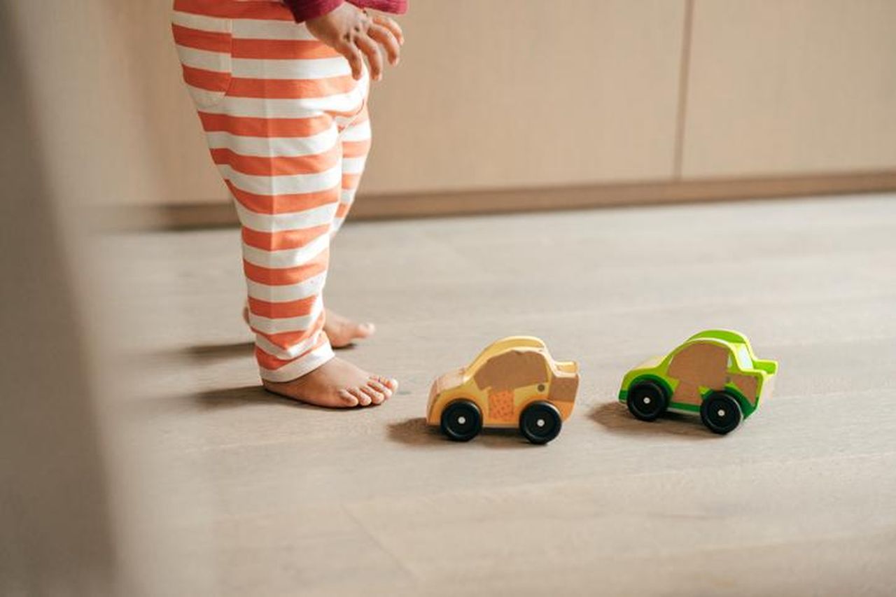 La_denuncia_della_madre_un_arresto_traumatico_Ay4yXOEqrX - Confidenze24 Source: kate_sept2004 / Getty - Bossip - Bambina sdraiata a terra durante l'arresto