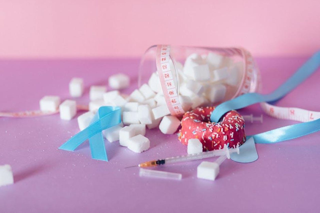 La_diagnosi_di_diabete_e_il_cambiamento_di_vita_oztEaclFyR - Confidenze24 Source: Nataliya Vaitkevich - pexels - Pink and blue theme on diabetes awareness with sugar cubes and medical ribbons.