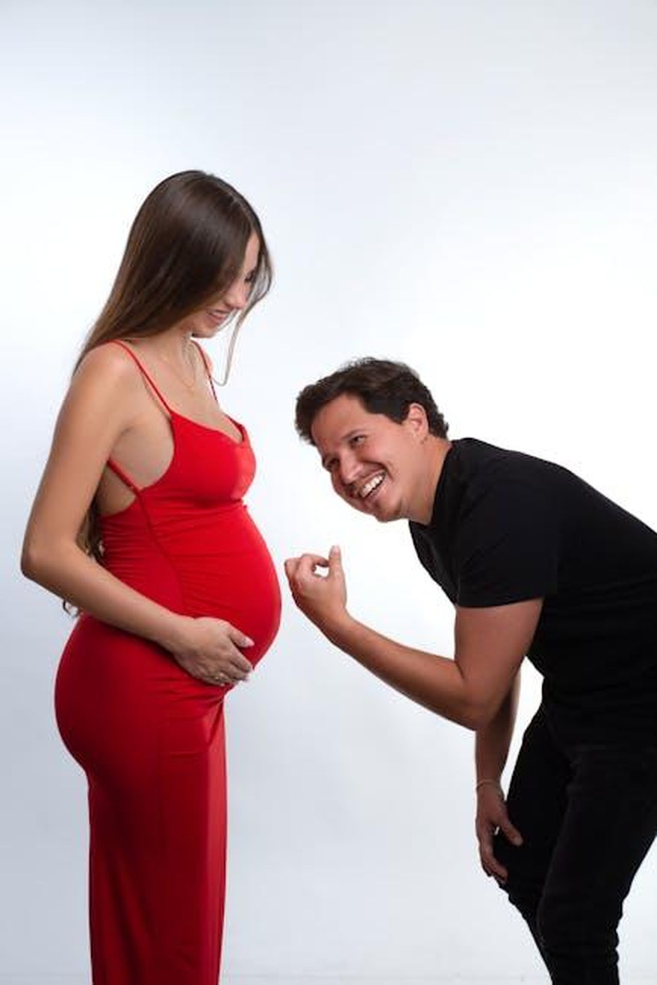 La_difesa_di_Kylie_per_le_mamme_che_partoriscono_con_cesareo_BoMsVXZKMl - Confidenze24 Source: Norman Milwood - pexels - Expectant couple celebrating their pregnancy. Woman in red dress, man smiling.