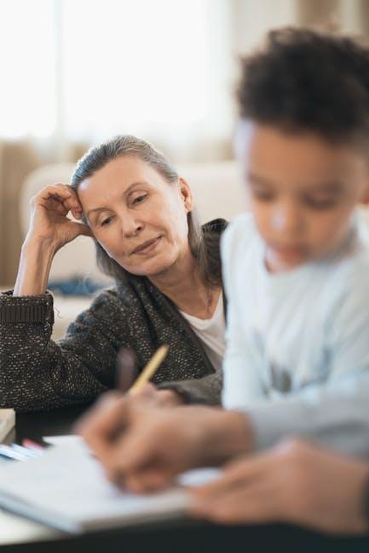 La_differenza_det_non_conta_Z0GbiplvNg - Confidenze24 Source: Mikhail Nilov - pexels - A senior woman watches her grandchild drawing indoors, sharing a precious family moment.