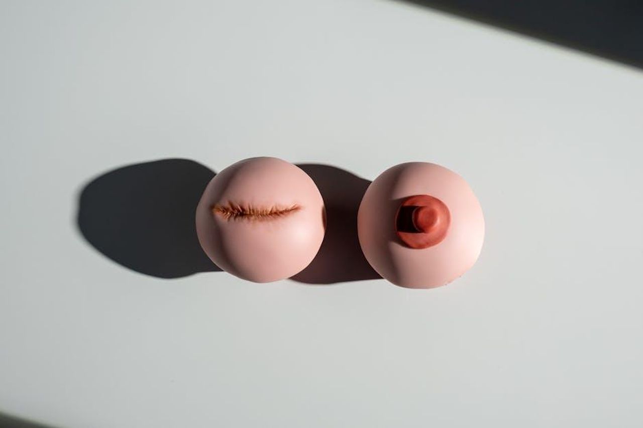 La_difficile_situazione_di_Tim_McGraw_0zmRHql9j0 - Confidenze24 Source: cottonbro studio - pexels - Creative representation highlighting breast cancer awareness and recovery.