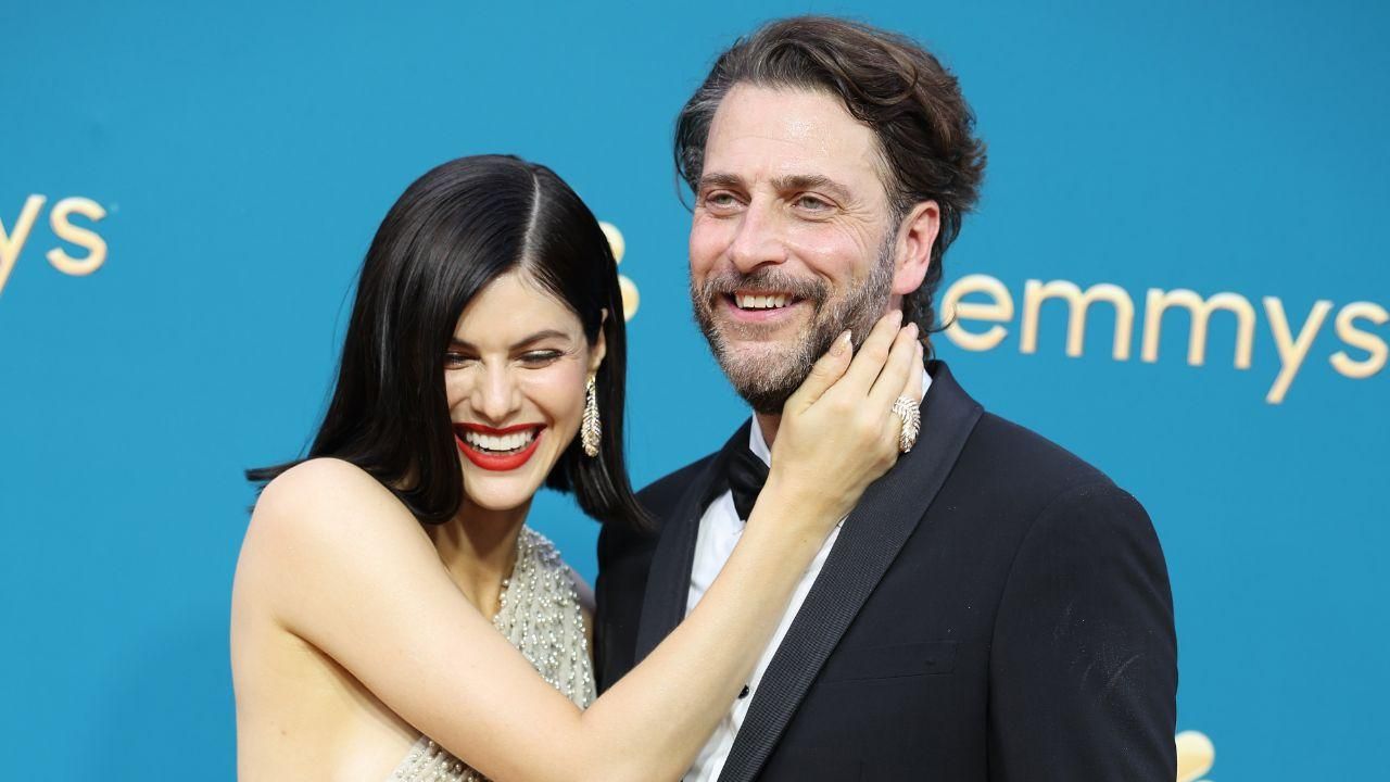 La_dolce_apparizione_del_figlio_di_Daddario_vFkXHeIyh7 - Confidenze24 Source: Brian van der Brug / Los Angeles Times via Getty Images - - Alexandra Daddario e Andrew Form agli Emmy Awards