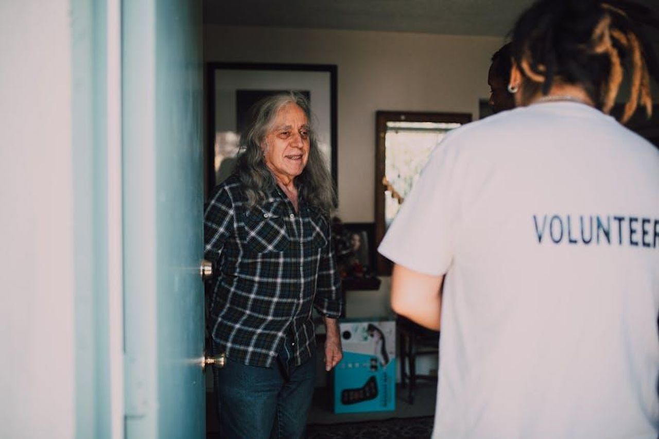 La_donazione_della_villa_a_favore_dei_giovani_senza_fissa_dimora_fFgbu4xLgL - Confidenze24 Source: RDNE Stock project - pexels - A volunteer visits an elderly person at home, creating a warm connection.