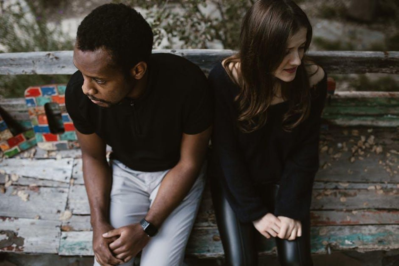 La_faida_tra_Sharon_e_Simon_qh37zqHflO - Confidenze24 Source: RDNE Stock project - pexels - A couple sitting apart on a park bench, expressing emotions. Outdoors setting.