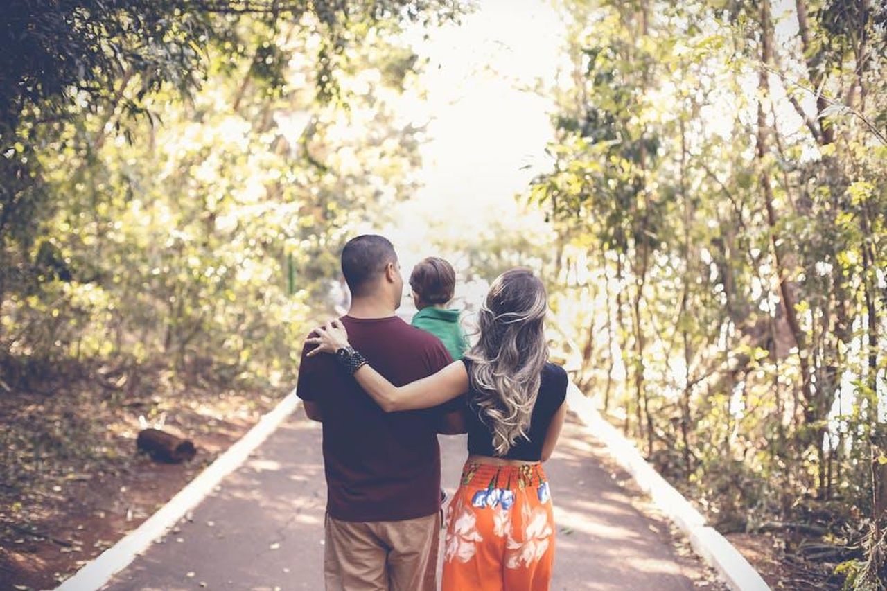 La_famiglia_e_la_genitorialit_2755aOclFe - Confidenze24 Source: Vidal Balielo Jr. - pexels - A family enjoying a leisurely walk on a sunny park trail, showcasing togetherness and love.
