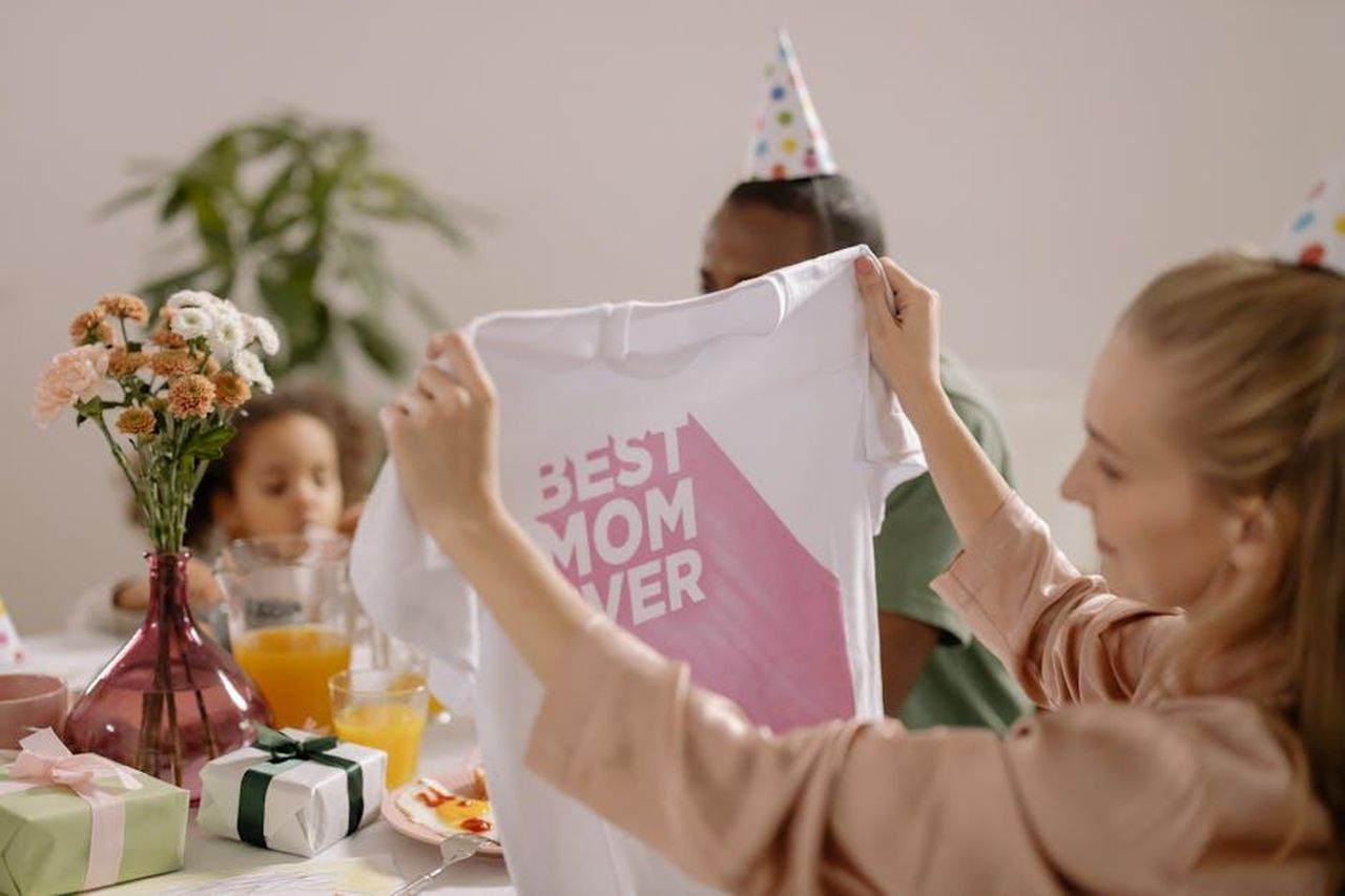 La_festa_di_compleanno_di_Callum_ZWWItz4JIf - Confidenze24 Source: cottonbro studio - pexels - A joyful indoor Mother's Day celebration featuring a family with a 'Best Mom Ever' shirt.