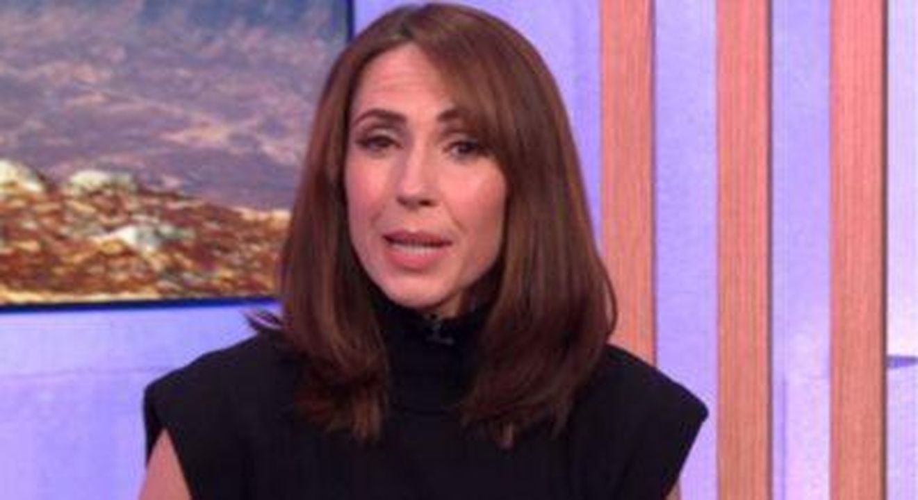 La_figlia_di_Alex_portata_in_ospedale_25kcJzq5CA - Confidenze24 Source: BBC - BBC - La figlia di Alex con il gesso