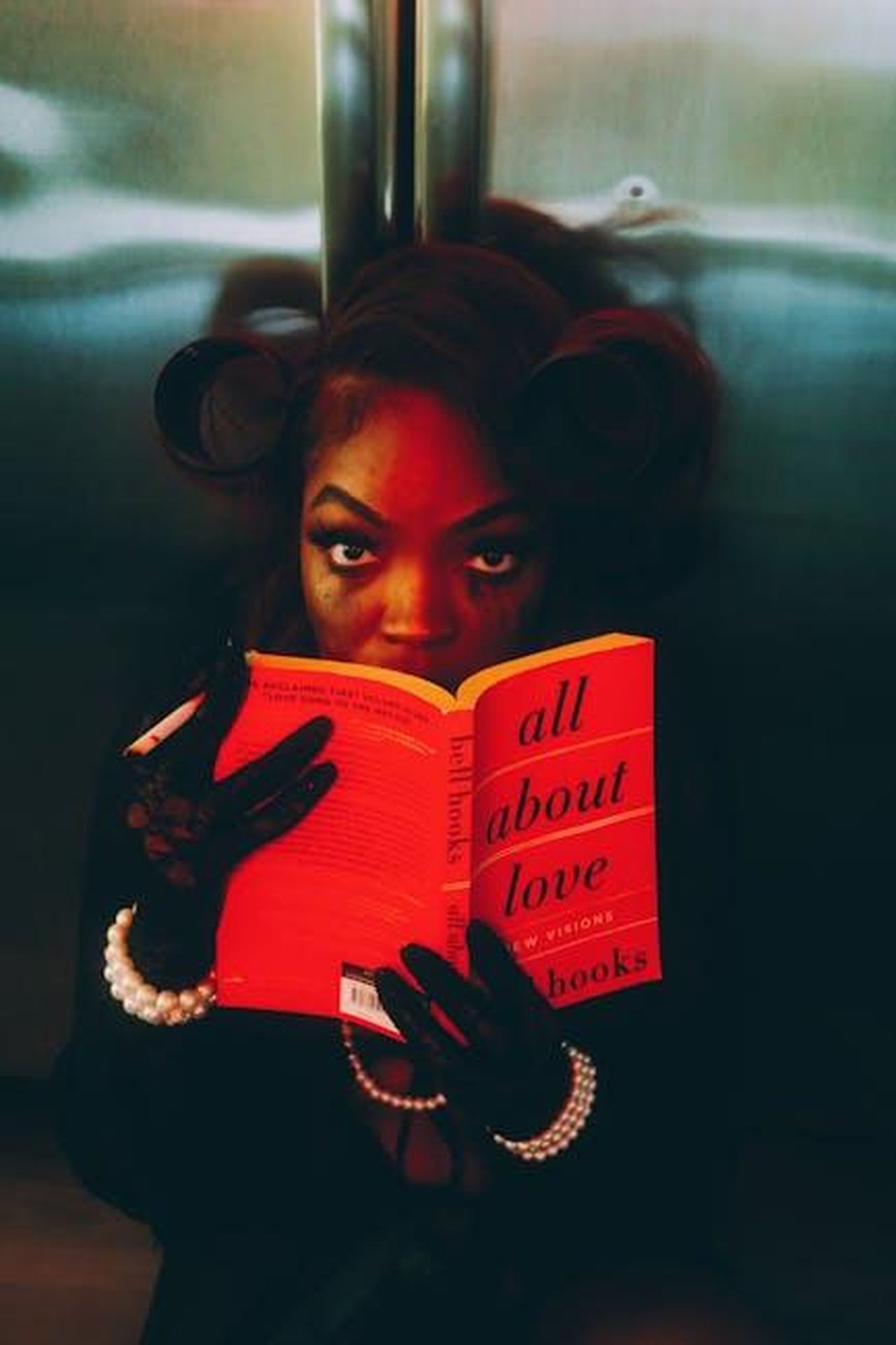 La_filosofia_della_moda_di_Meghan_vCAaPi5XbB - Confidenze24 Source: Kelcey Shotit - pexels - Artistic portrait of woman reading 'All About Love' with dramatic lighting.