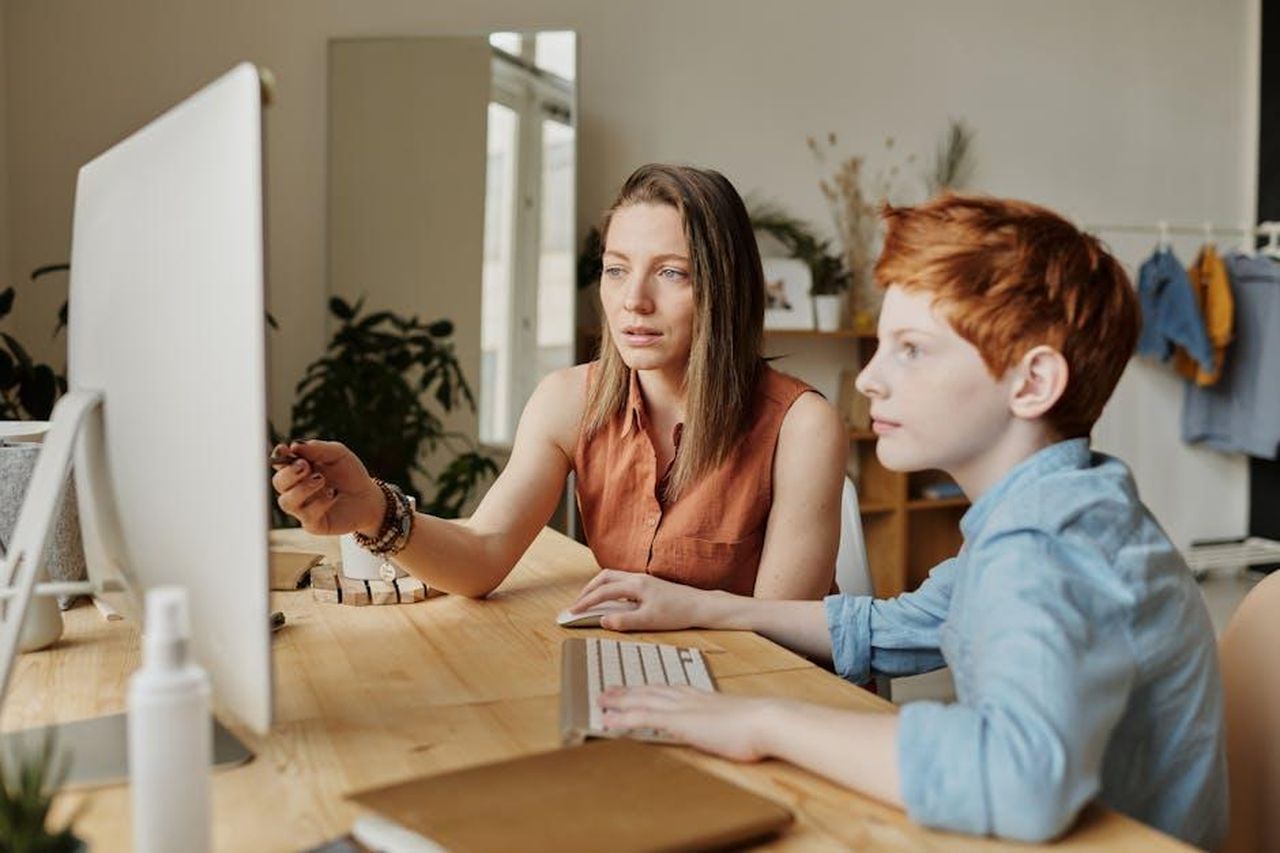 La_filosofia_di_genitorialit_di_Affleck_ZaE0MuRwci - Confidenze24 Source: Julia M Cameron - pexels - A mother and her son attentively engaged in online learning at home on a computer.
