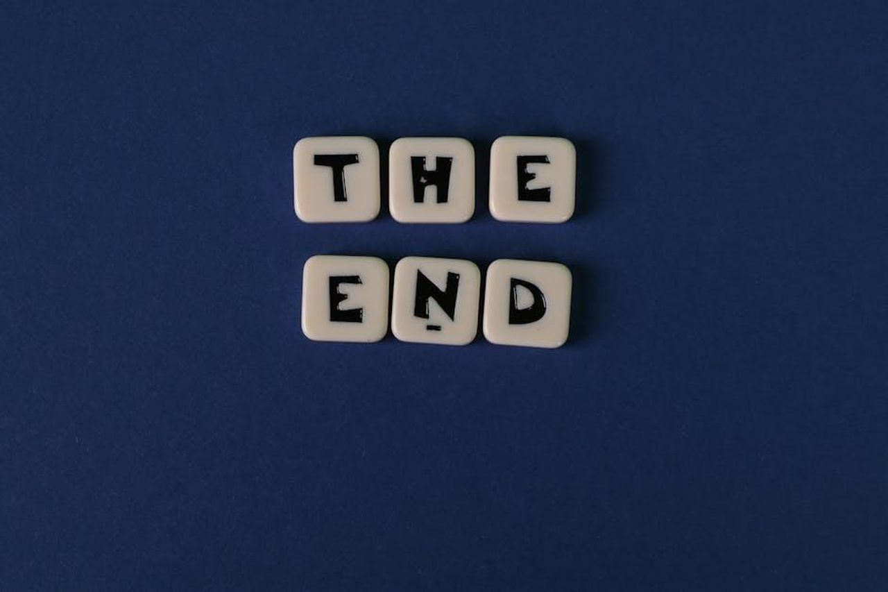 La_fine_di_Blue_Bloods_e_il_futuro_di_Schirripa_Zi29XBJHGD - Confidenze24 Source: Ann H - pexels - Scrabble tiles spelling 'The End' on a minimalist blue background. Perfect for conceptual designs.