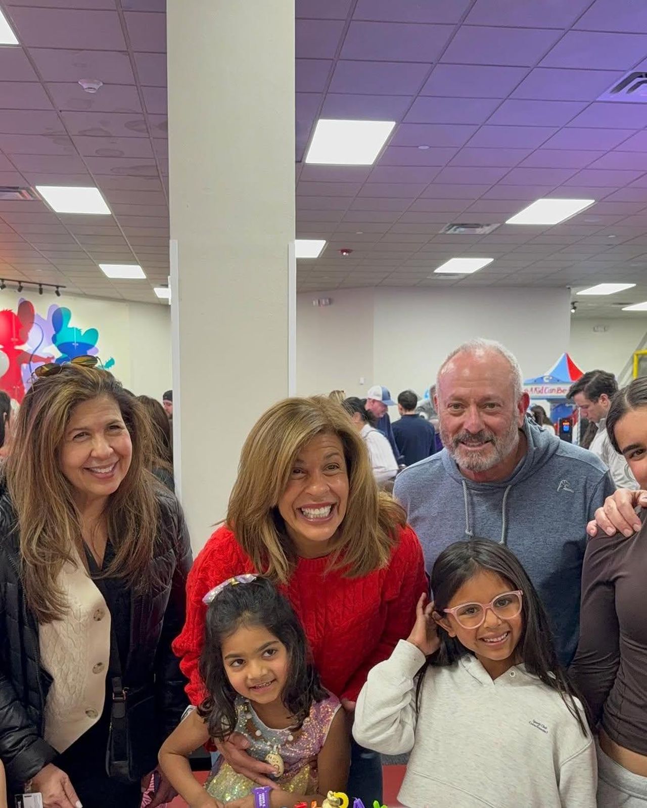 La_foto_di_famiglia_condivisa_su_Instagram_hbA512RyJ4 - Confidenze24 Source: Courtesy of Hoda Kotb/Instagram - Instagram - Hoda Kotb posa con l'ex Joel Schiffman e le figlie