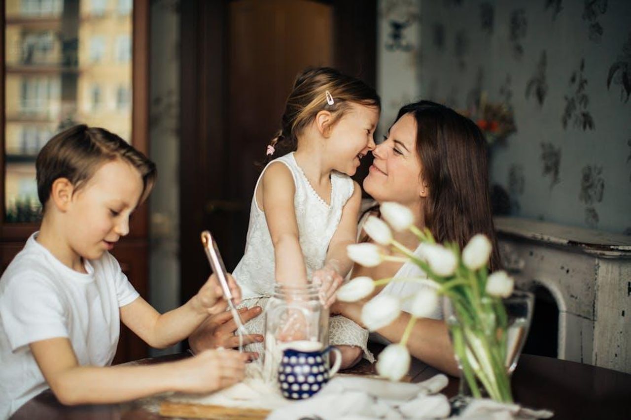 La_genitorialit_di_Chrissy_Teigen_e_John_Legend_nK1cvoipGX - Confidenze24 Source: Elina Fairytale - pexels - A joyful moment of a mother baking with her children in a cozy home environment.