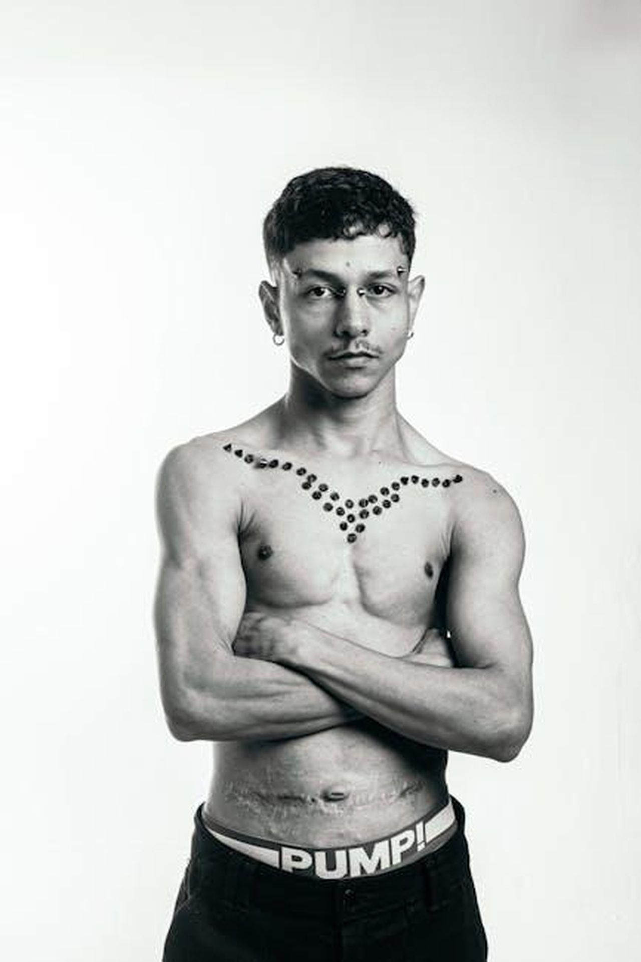 La_lotta_contro_la_mascolinit_tossica_j2FuuHRHeg - Confidenze24 Source: Leonardo Goncalves wild - pexels - Strong black and white portrait of a young man with distinctive tattoos and a serious expression.