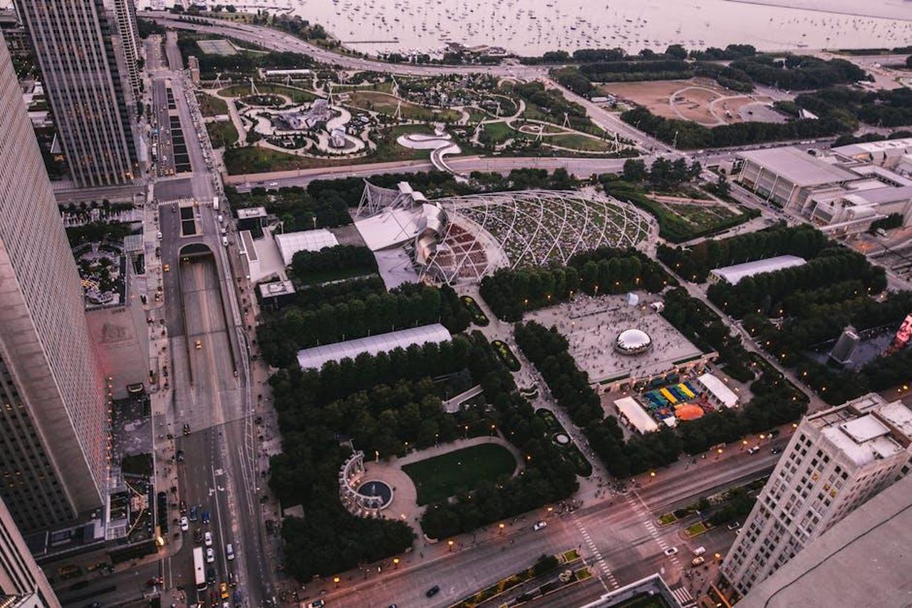 La_lotta_di_Delta_con_il_suo_peso_RZRHL6Zsxe - Confidenze24 Source: Casper Starenda - pexels - Stunning aerial view of Millennium Park and downtown Chicago cityscape at sunset, showcasing modern architecture and urban greenery.