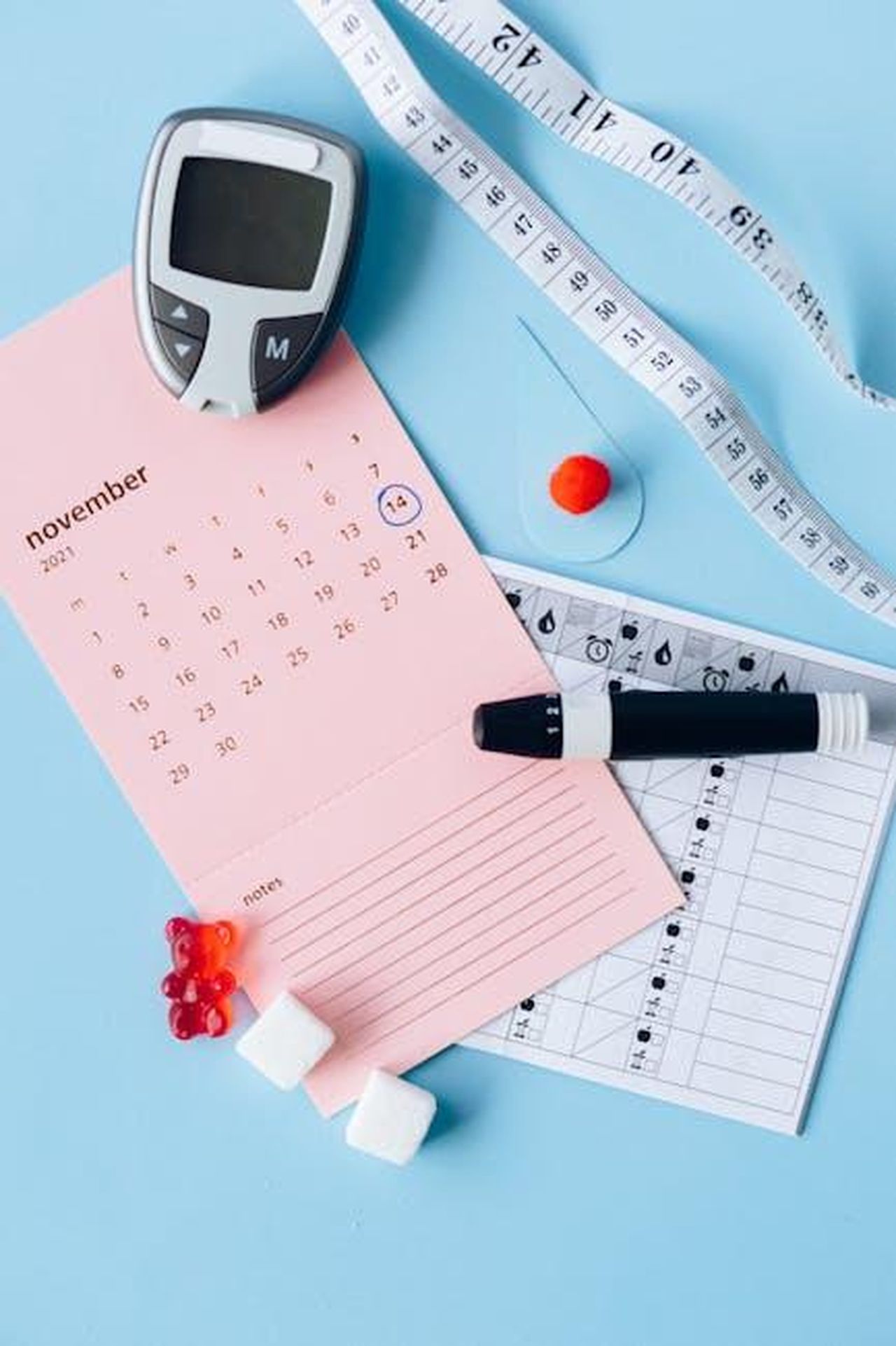 La_maggiore_preoccupazione_per_le_iniezioni_dimagranti_FQ41tz9P9s - Confidenze24 Source: Nataliya Vaitkevich - pexels - Flat lay of diabetes awareness tools on a blue backdrop with calendar.