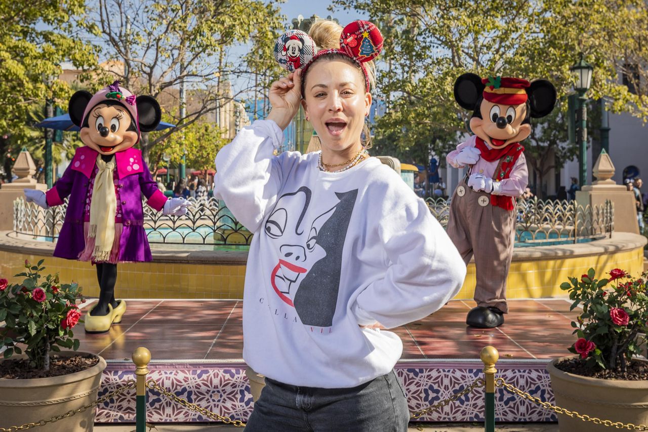 La_magia_di_Disneyland_e_i_ricordi_dinfanzia_as5bVjdsdO - Confidenze24 Source: Christian Thompson/Disneyland Resort via Getty Images - Disneyland Resort - Kaley Cuoco celebra il suo compleanno a Disneyland