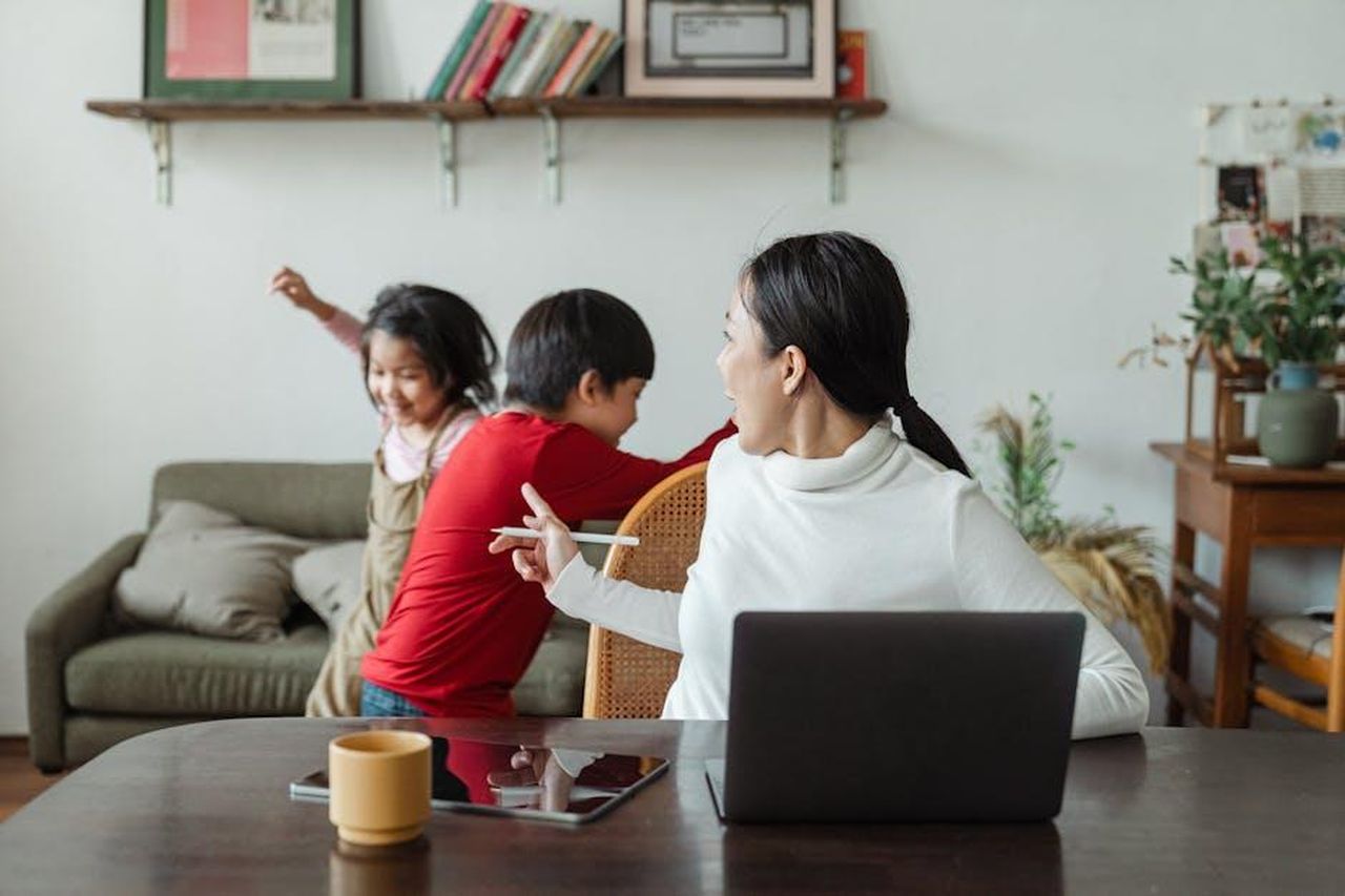 La_maternit_di_Audrey_e_le_sue_sfide_kCyCQmqRoi - Confidenze24 Source: Ketut Subiyanto - pexels - Young Asian working mother scolding little kids playing and making noise during remote job at home