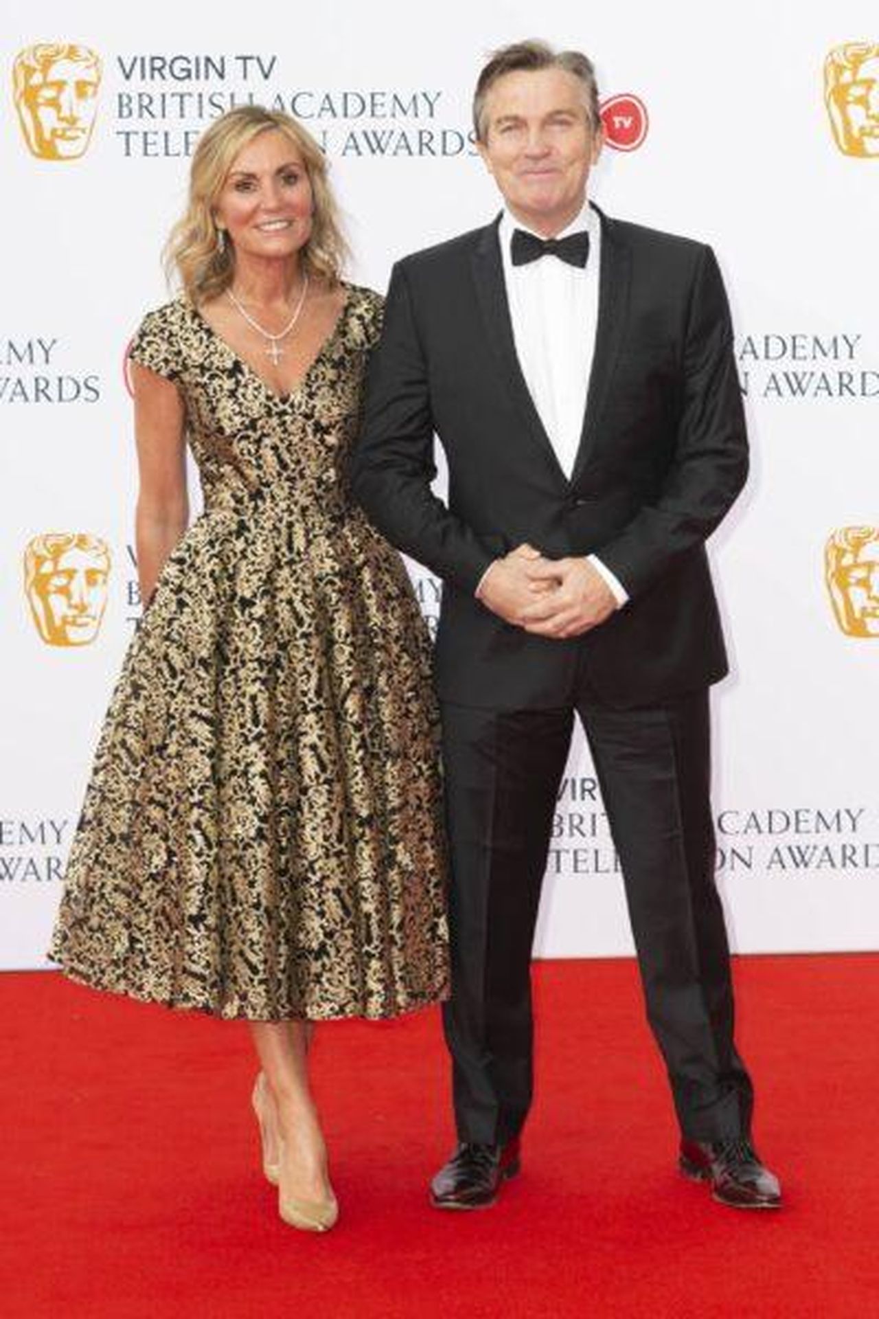 La_moglie_di_Bradley_Walsh_ha_baciato_Gary_Wilmot_Jb1A7xD3L1 - Confidenze24 Source: Cover Images - - Bradley Walsh posa con la moglie Donna