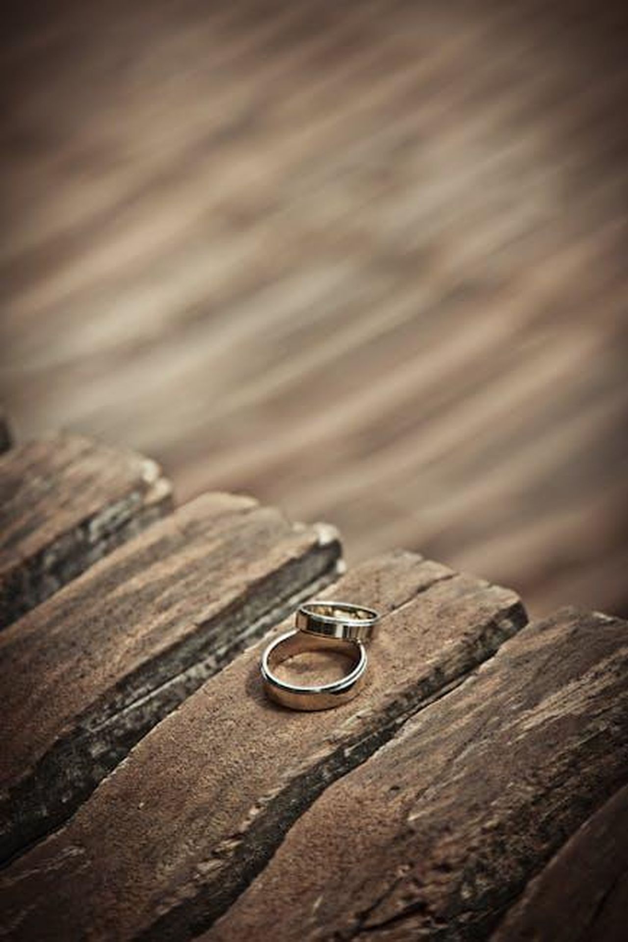 La_moglie_di_Danny_parla_dei_segreti_del_loro_matrimonio_felice_k4M42EmxZA - Confidenze24 Source: Pixabay - pexels - Close-up of elegant silver wedding rings on a rustic wooden surface, symbolizing love and unity.