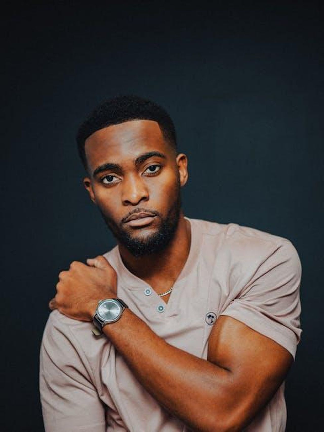 La_morte_del_maschio_americano_Q0QTSZFCWp - Confidenze24 Source: Ushindi Namegabe - pexels - Portrait of a bearded African American male posing confidently against a black background.