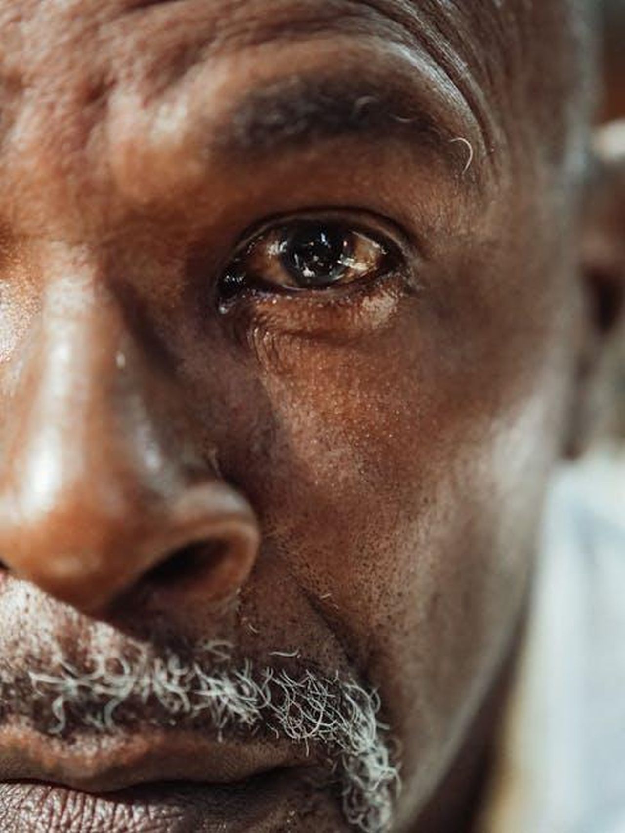La_morte_della_moglie_Sammy_pQC1rvyhiw - Confidenze24 Source: Kindel Media - pexels - A close-up of an elderly man's face showing deep emotion and reflection.