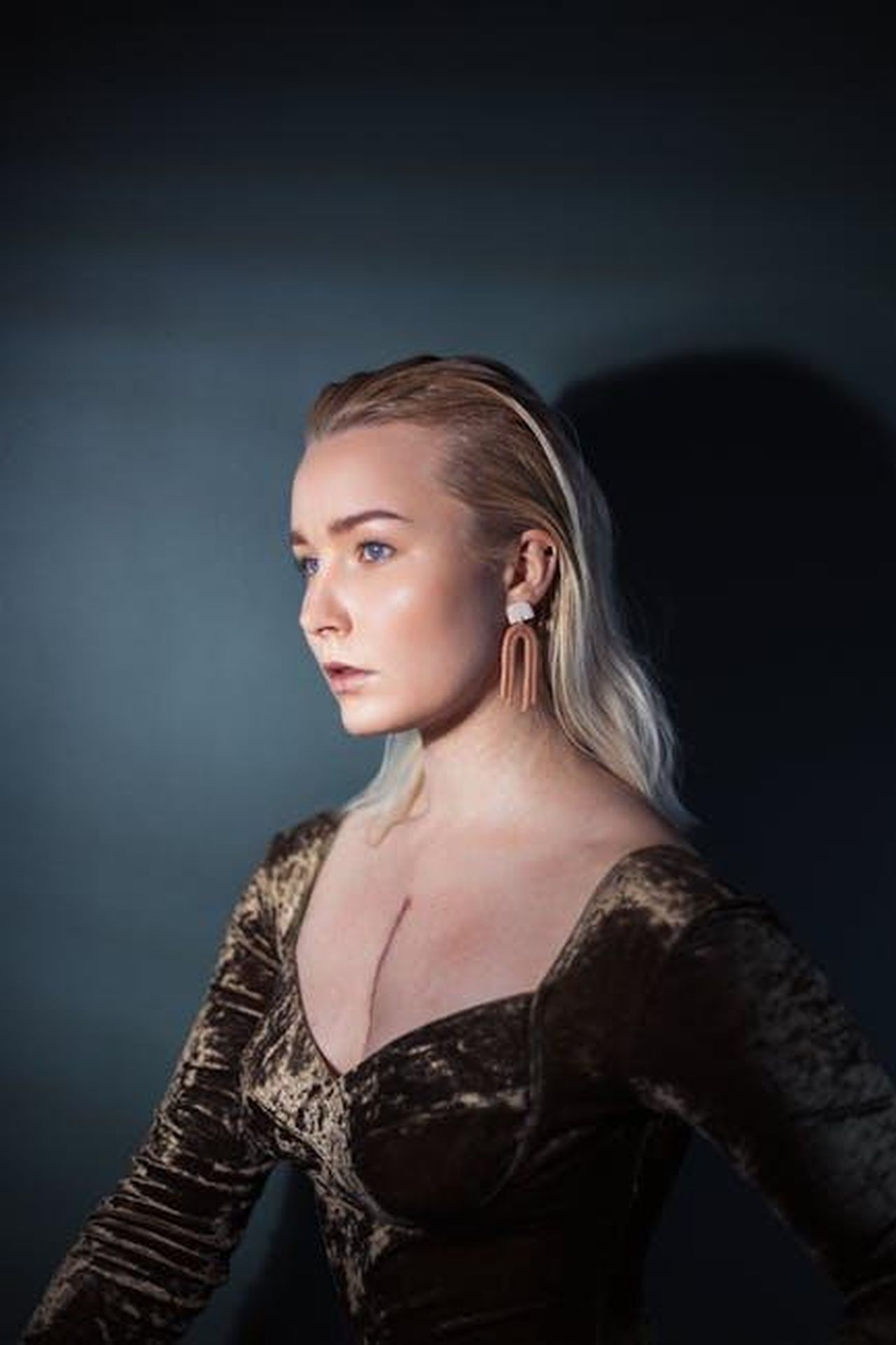La_morte_di_Mike_Smith_marito_di_Sarah_Greene_5KfzBwNP1w - Confidenze24 Source: Merili M - pexels - Portrait of a blonde caucasian woman with a visible heart surgery scar, in a velvet blouse.