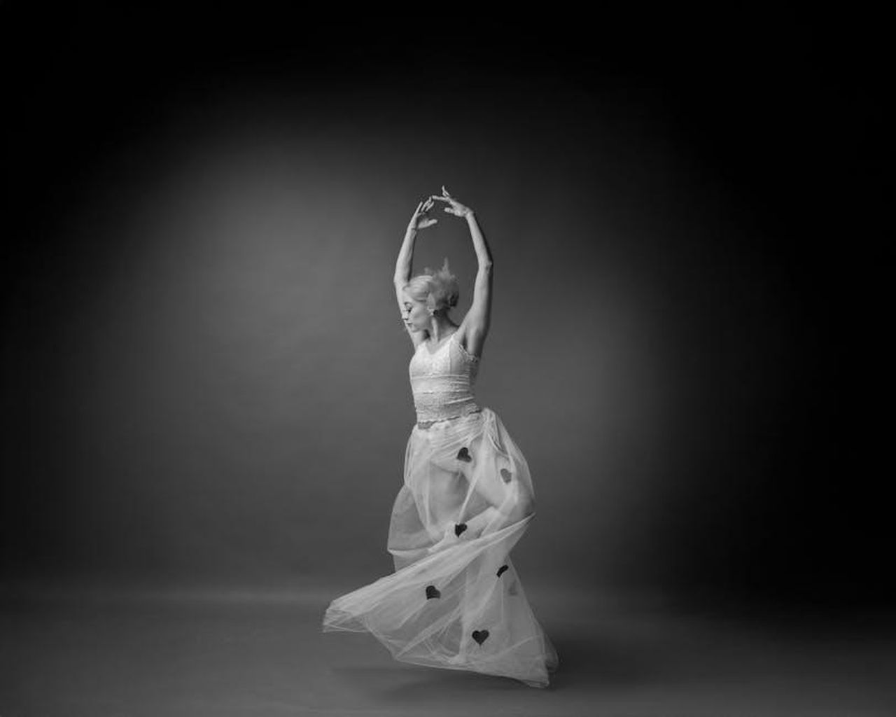 La_motivazione_dietro_il_tour_S2v7IfxWtM - Confidenze24 Source: Israyosoy S. - pexels - A graceful ballet dancer performs in a flowing skirt with artistic flair.
