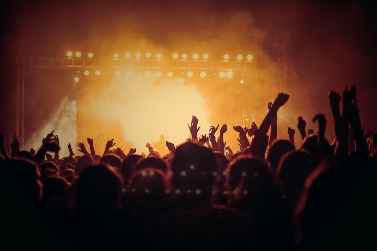 La_musica_come_linguaggio_universale_CBQD45TZDw - Confidenze24 Source: Vishnu R Nair - pexels - Energetic music concert with a vibrant crowd cheering under bright stage lights.
