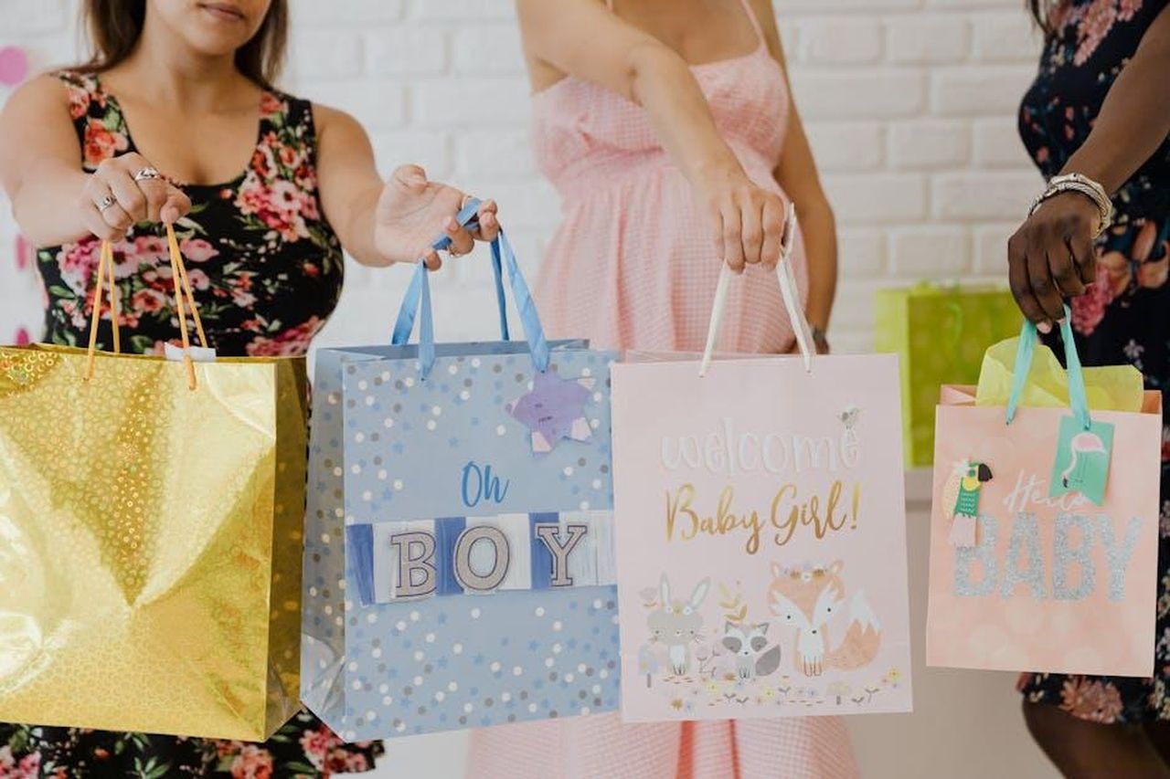 La_nostra_ragazza_incredibilmente_perfetta_qYMXQoGSzX - Confidenze24 Source: RDNE Stock project - pexels - Women holding various colorful baby shower gift bags, perfect for joyful and festive occasions.