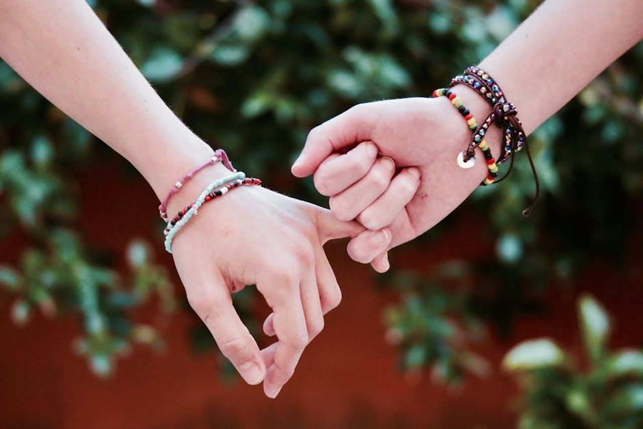 La_nuova_amicizia_tra_Costner_e_Silva_k86IF9J6Xq - Confidenze24 Source: Pixabay - pexels - Two hands with colorful bracelets interlocked, symbolizing friendship and connection.
