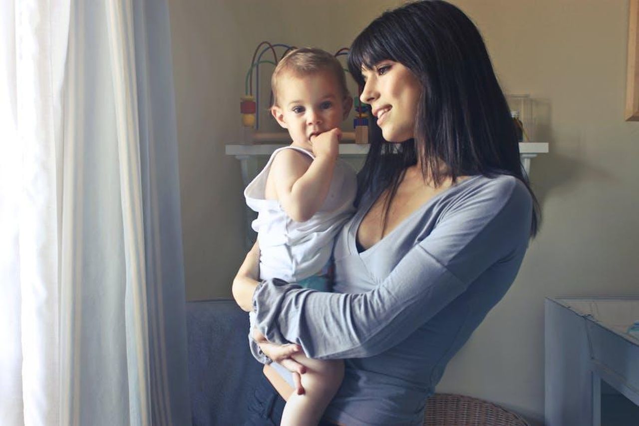 La_nuova_vita_di_Hoda_come_mamma_a_tempo_pieno_NDg2XxhcHA - Confidenze24 Source: Andrea Piacquadio - pexels - A loving moment between a mother and her child in an indoor setting, fostering connection and warmth.