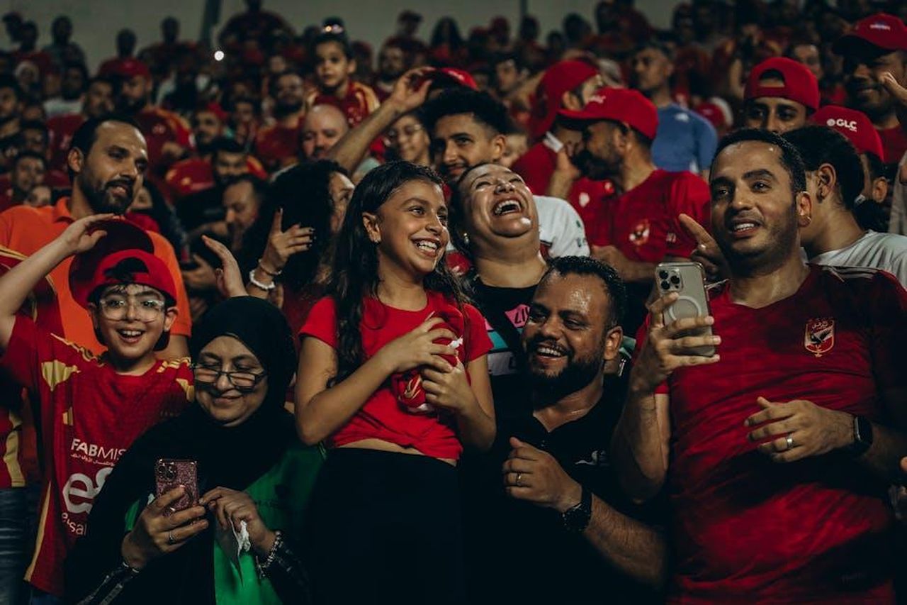 La_passione_di_William_per_il_calcio_e_lAston_Villa_q6IK6ScZal - Confidenze24 Source: Eslam Mohammed Abdelmaksoud - pexels - Excited fans cheering during a live football match, capturing the joy and thrill of the sports event.